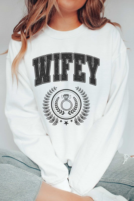PLUS SIZE - WIFEY WREATH Graphic Sweatshirt - lolaluxeshop